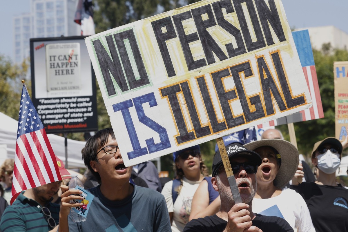 ARCHIV - 04.07.2025, USA, Los Angeles: Demonstranten, die gegen die Politik von Präsident Donald Trump protestieren, hören den Rednern im Grad Park gegenüber dem Rathaus zu. (zu dpa: «Los Angeles ruft ...