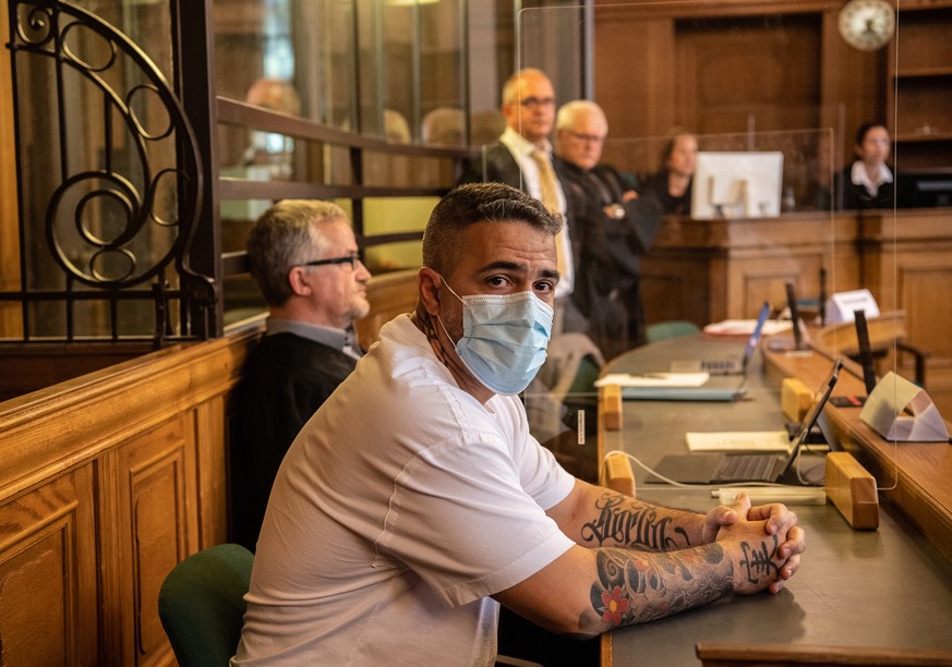 ARCHIV - 17.08.2020, Berlin: Anis Mohamed Youssef Ferchichi, bekannt als Rapper Bushido, sitzt zu Beginn eines Prozesses gegen den Chef einer bekannten arabischst