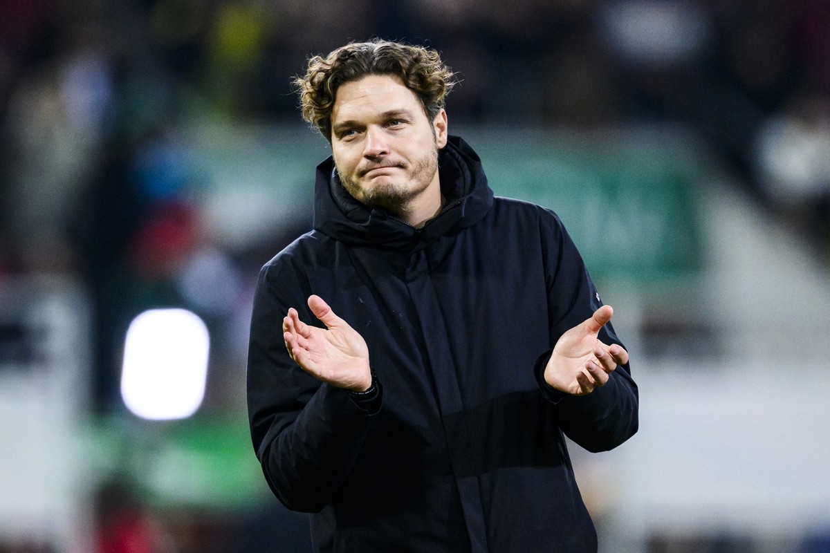 16.12.2023, Bayern, Augsburg: Fußball: Bundesliga, FC Augsburg - Borussia Dortmund, 15. Spieltag, WWK-Arena. Dortmunds Trainer Edin Terzic bedankt sich nach dem Spiel bei den Fans für die Unterstützun ...