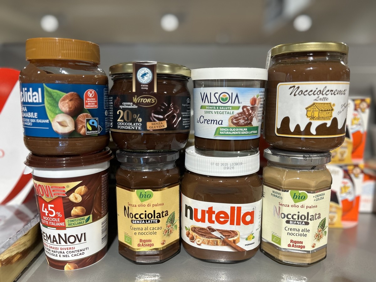 ARCHIV - 10.04.2024, Italien, Rom: Gl�ser mit verschiedenen Nuss-Nougat-Aufstrichen in einem italienischen Supermarkt. (zu dpa: �Die, der, das, mit oder ohne? Nutella wird 60�) Foto: Christoph Sator/d ...