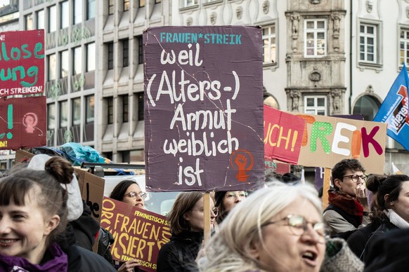 Weltfrauentag: Tausende demonstrieren in München Am 8.3.2023 versammelten sich in München Tausende zum feministischen Kampftag. Sie protestierten für Frauenrechte, mehr Plätze in Frauenhäusern und gle ...