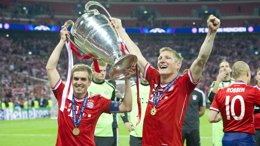 Vorschau zum Champions League Finale 2020 Paris St.Germain-FC Bayern Muenchen am 23.08.2020. Archivfoto; Philipp LAHM (li.) und Bastian SCHWEINSTEIGER (beide M) jubeln mit Pokal, Fussball Champions Le ...