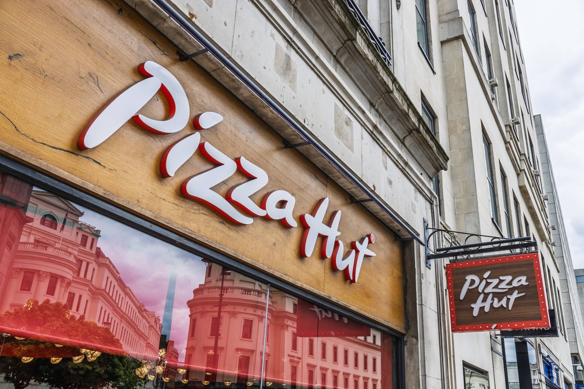 Pizza Hut-Restaurant im Außenbereich mit fetter roter Beschilderung. London, UK, 5. Mai 2024 Pizza Hut-Restaurant im Außenbereich mit fetter roter Beschilderung. London, UK, 5. Mai 2024 LicenseRM Copy ...