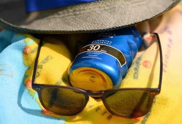 Kopfbedeckungen, Sonnenbrillen und viel Creme schützen die Haut vor der Sonne.