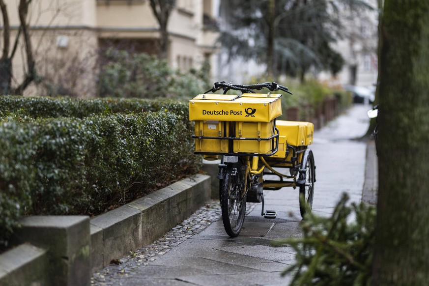 Ein Fahrrad der Deutschen Post, aufgenommen in Berlin, 04.01.2022. Berlin Deutschland *** A Deutsche Post bicycle, photographed in Berlin, 04 01 2022 Berlin Germany Copyright: xFlorianxGaertner/photot ...