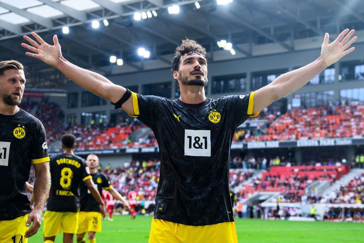 ARCHIV - 16.09.2023, Baden-Württemberg, Freiburg im Breisgau: Fußball: Bundesliga, SC Freiburg - Borussia Dortmund, 4. Spieltag, Europa-Park Stadion. Dortmunds Mats Hummels (r) jubelt nach dem Tor zum ...