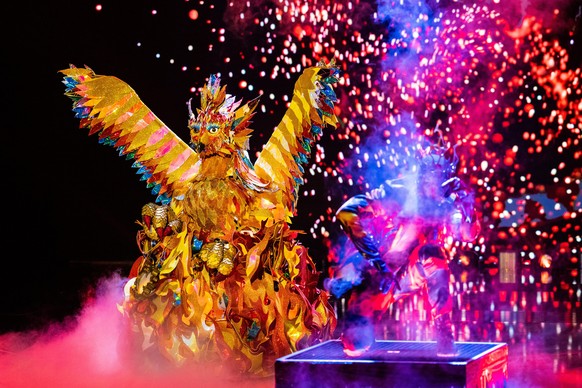 30.10.2021, Nordrhein-Westfalen, Köln: Die Figur &quot;Der Phönix&quot; steht in der Prosieben-Show &quot;The Masked Singer&quot; auf der Bühne. Foto: Rolf Vennenbernd/dpa +++ dpa-Bildfunk +++