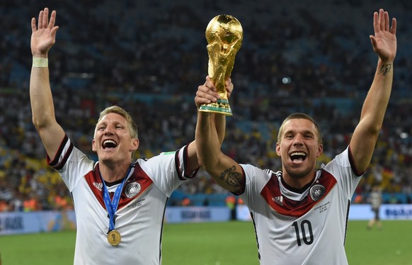 ARCHIV - 13.07.2014, Brasilien, Rio De Janeiro: Bastian Schweinsteiger (l) und Lukas Podolski jubeln nach dem Sieg der FIFA Weltmeisterschaft 2014 mit dem Pokal. Ein Duo wie diese beiden werde es nich ...
