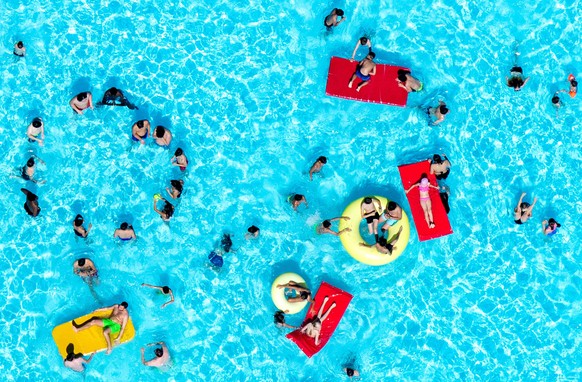 Badegäste planschen bei sommerlichen Temperaturen im Freibad Ricklinger Bad (Luftaufnahme aus Ultraleichtflugzeug).