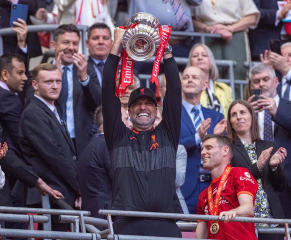 220515 -- LONDON, May 15, 2022 -- Liverpool s manager Jurgen Klopp C lifts the trophy after winning the FA Cup Final match between Chelsea and Liverpool at Wembley Stadium in London, Britain, on May 1 ...