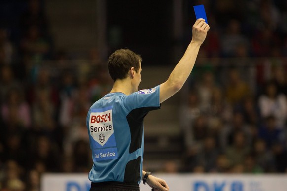 Schiedsrichter mit blauer Karte SC Magdeburg vs MT Melsungen Magdeburg Copyright: xReinelt/xEibner-Pressefotox EP_drt

Referees with blue Card SC Magdeburg vs Mt Melsungen Magdeburg Copyright xReine ...