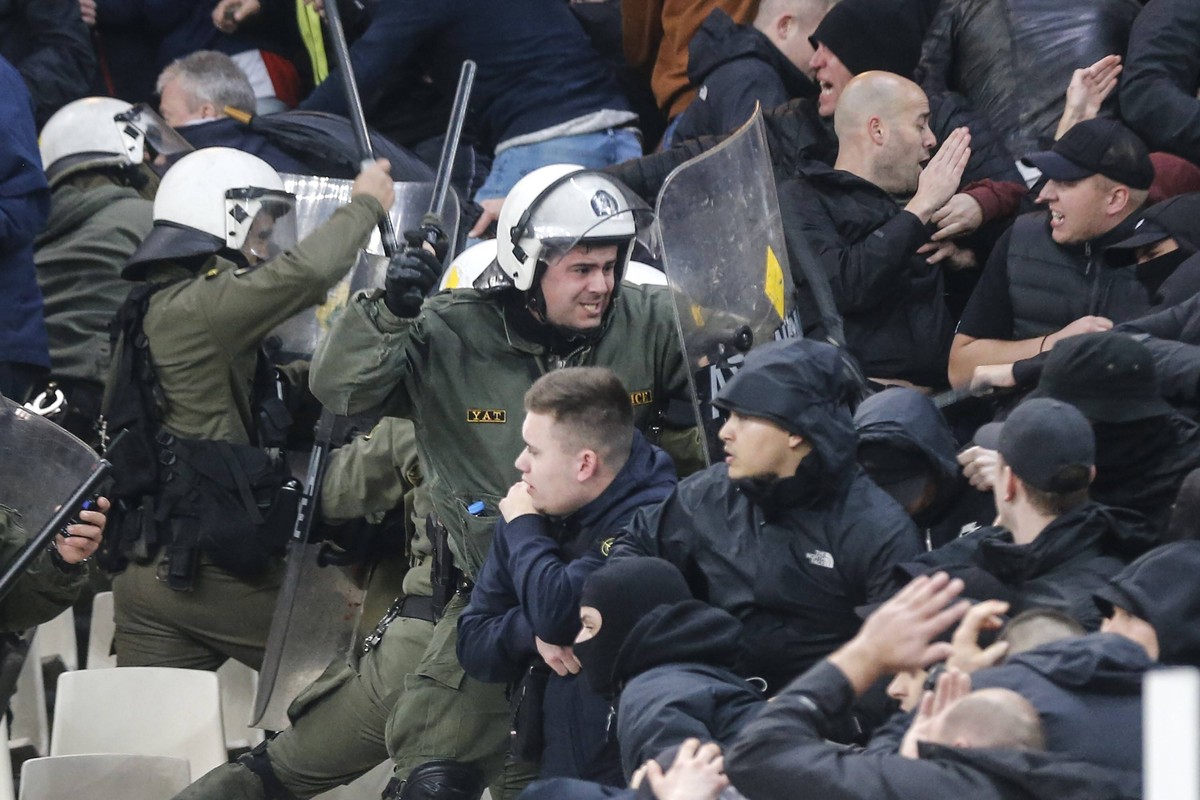 Police officers intervene fans of Ajax ahead of the UEFA Champions League Group E soccer match between AEK and Ajax at Athens Olympic Sports Complex in Athens, Greece. PUBLICATIONxINxGERxSUIxAUTxONLY