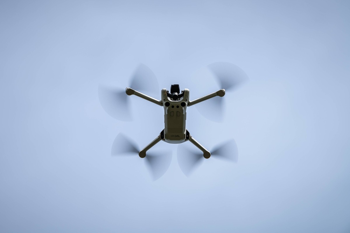 Eine DJI Mini 3 PRO Drohne des chinesischen Herstellers im Flug. Reutlingen Baden-Württemberg Deutschland *** A DJI Mini 3 PRO drone from the Chinese manufacturer in flight Reutlingen Baden Württember ...