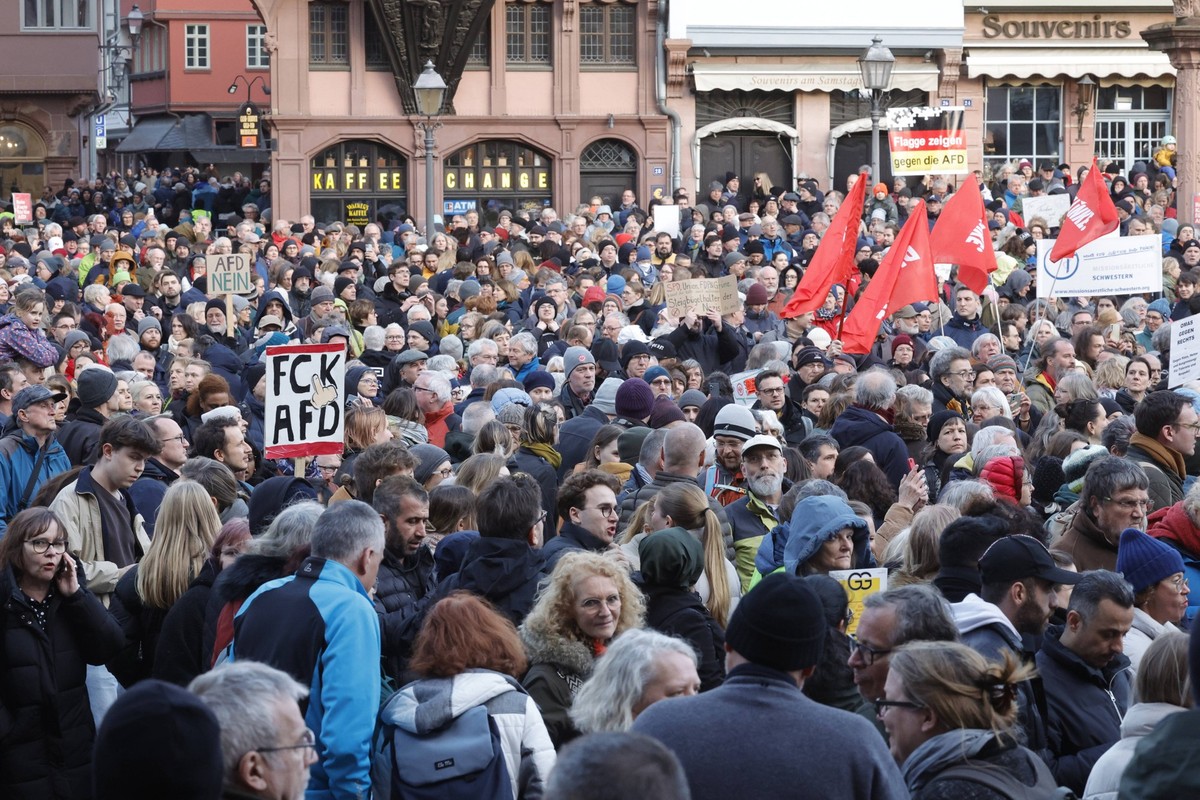 05.02.2024 Tausende Teilnehmer:innen bei Demonstration u. Kundgebung auf dem R�merberg aufgrund Einladung von �ber 130 Organisationen, Unternehmen, Kirchen, Gewerkschaften, Vereine, Verb�nde, Parteien ...