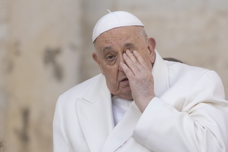 ARCHIV - 06.03.2024, Vatikan, Vatikanstadt: Papst Franziskus kommt zu seiner wöchentlichen Generalaudienz auf dem Petersplatz. (zu dpa: «Papst fordert Verhandlungen in Ukraine-Krieg») Foto: Gregorio B ...