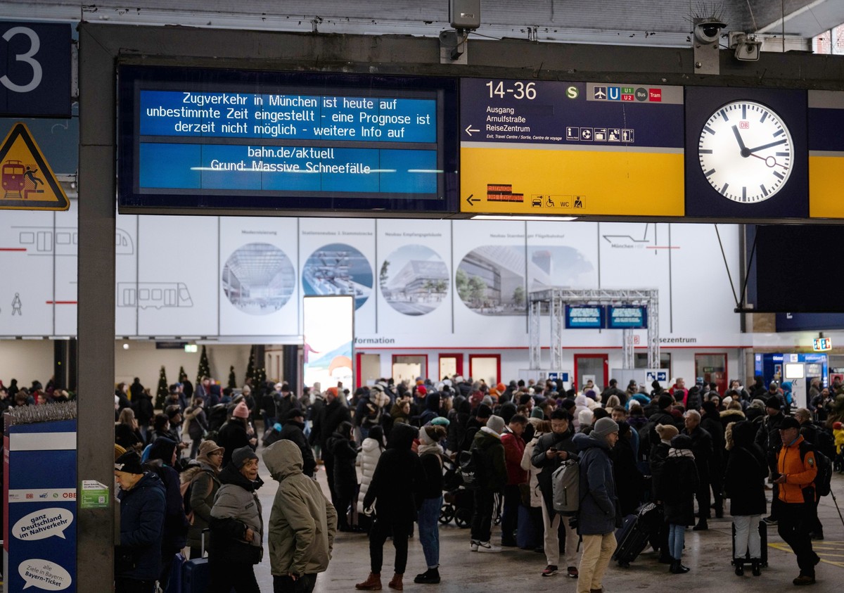 02.12.2023, Bayern, München: Eine Anzeigetafel weist am Hauptbahnhof auf den eingestellten Zugverkehr im Großraum München hin. Der Zugverkehr von und zum Hauptbahnhof wurde vorübergehend eingestellt.  ...