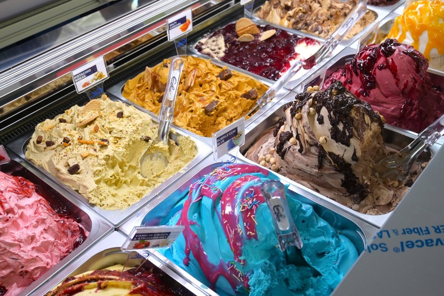 Messe München. Die Internationale Bäckereiausstellung iba, ist die führende Weltmesse für Bäckerei, Konditorei und Snacks. Foto: Messestand, frisch zubereitetes Eis bzw Eiscreme, auch Gelati oder Spei ...