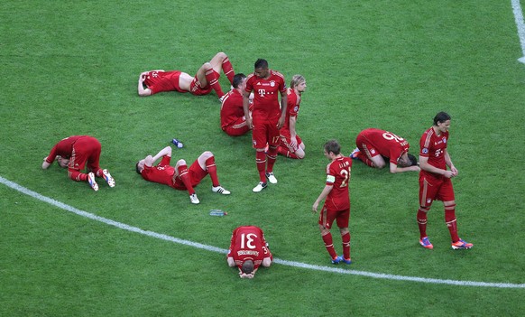 Die Bayern-Spieler sind nach dem verlorenen Elfmeterschießen gegen den FC Chelsea am Boden zerstört.