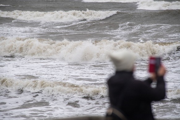 20.10.2023, Mecklenburg-Vorpommern, Binz: Wellen schlagen an den Ostseestrand. Wegen eines Sturmtiefs sind an der Ostseeküste die ersten Straßen und Uferbereiche vom Hochwasser überschwemmt worden. So ...