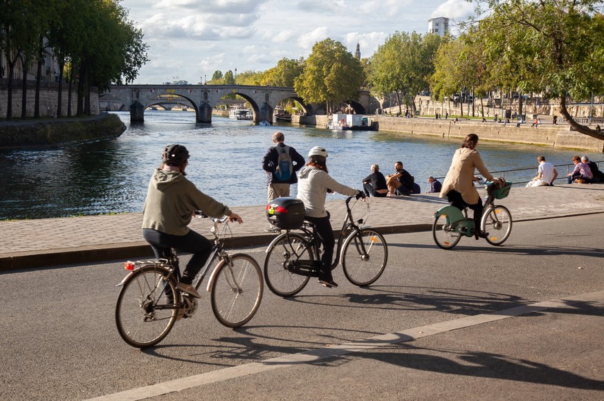 Radfahrer in Paris an der Seine