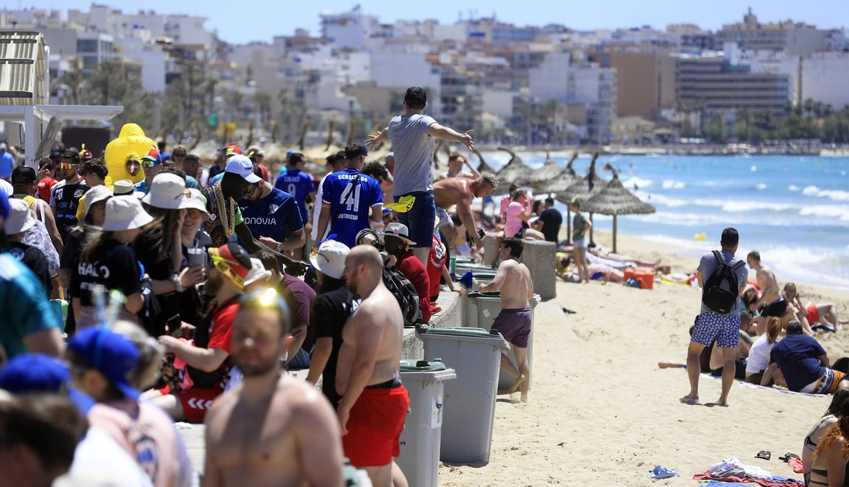17.05.2024, Spanien, Palma: Menschen sonnen sich vor dem Pfingstwochenende am Strand von Arenal auf Mallorca. Foto: Clara Margais/dpa +++ dpa-Bildfunk +++