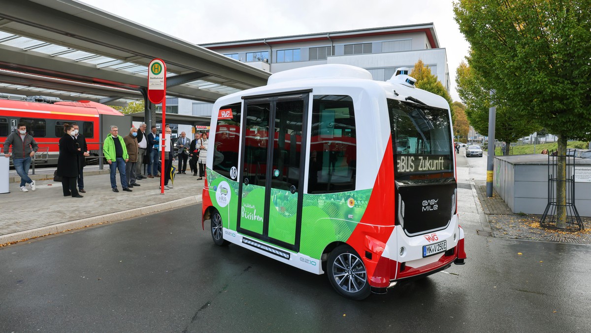 Iserlohn, Nordrhein-Westfalen, Deutschland - Autonom fahrende Elektrobusse am Stadtbahnhof, insgesamt zwei automatisierte Elektrobusse fahren auf einer 1,5 Kilometer langen Teststrecke zwischen dem Ba ...