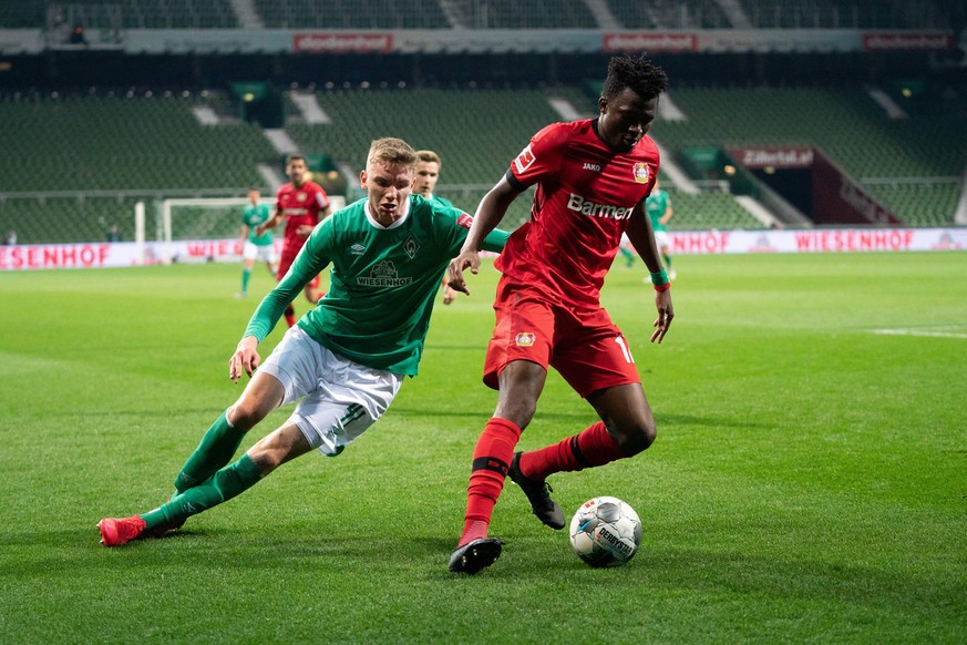 Leverkusens Winter-Neuzugang Edmond Tapsoba (r.) lässt sich vom anstürmenden Werder-Profi Nick Woltemade nicht aus der Ruhe bringen.