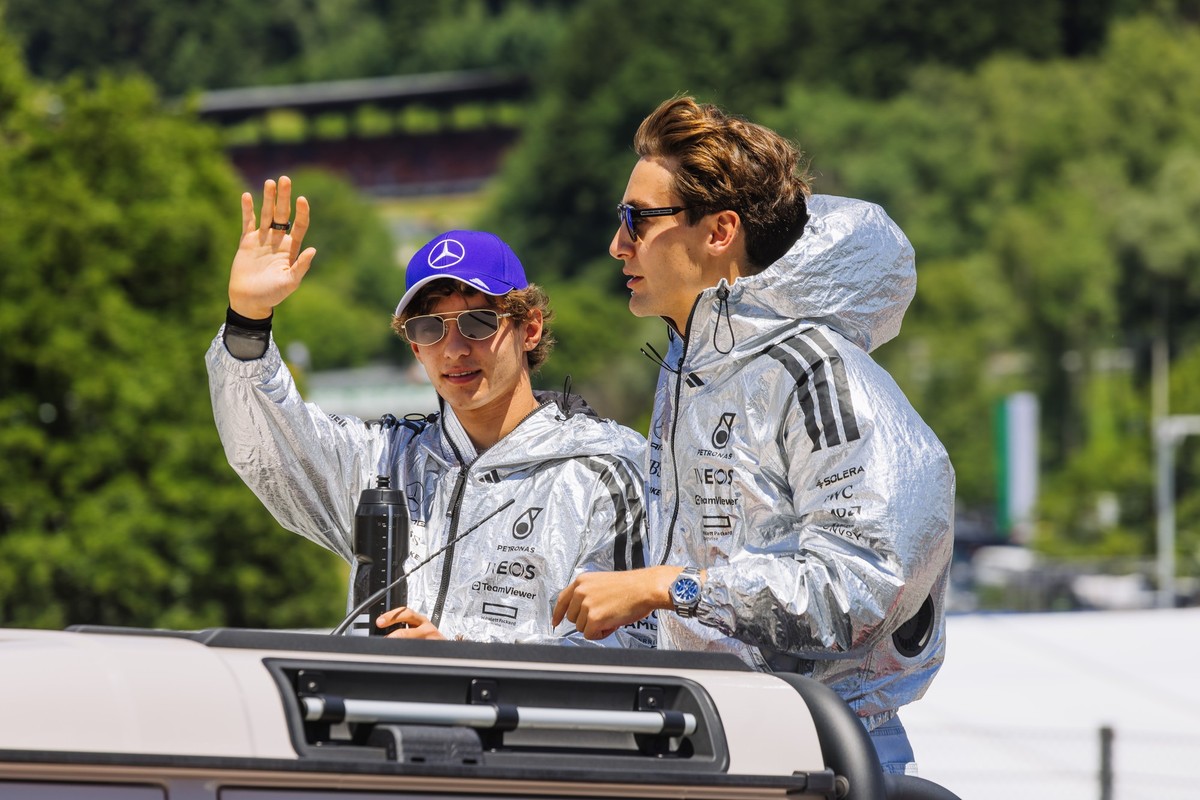 29.06.2025, Österreich, Spielberg: Motorsport: Formel-1-Weltmeisterschaft, Grand Prix von Österreich, Rennen: Andrea Kimi Antonelli (l), Mercedes-AMG Petronas Formula One Team, und George Russell (r), ...