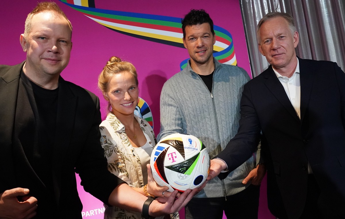 01.12.2023, Hamburg: Fußball: EM, Medien, Pressekonferenz Telekom/MagentaTV, im Ginn Hotel Hamburg Elbspeicher. Wolff Fuss (l-r), Fußballkommentator, Tabea Kemme, ehemalige Fußballspielerin, Michael B ...