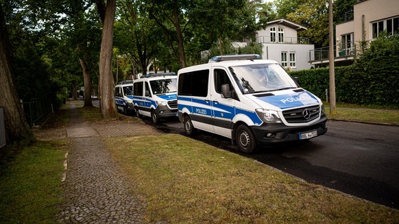 20.07.2023, Brandenburg, Teltow: Polizeiwagen stehen in einem Wohngebiet in Teltow. Bei einem in der Nacht entlaufenen Wildtier im Süden von Berlin könnte es sich nach Angaben der Polizei um eine Löwi ...