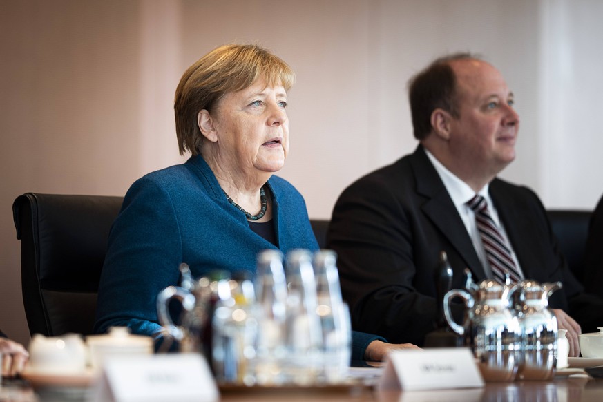 Bundeskanzlerin Angela Merkel L, CDU, und Helge Braun R, Chef des Bundeskanzleramts, aufgenommen im Rahmen der woechentlichen Sitzung vom Kabinett in Berlin, 05.02.2020. Berlin Deutschland *** Federal ...