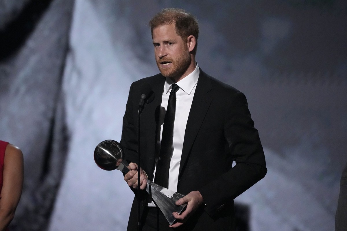 ARCHIV - 11.07.2024, USA, Los Angeles: Prinz Harry spricht nach der Verleihung des «Pat Tillman Award For Service» bei den ESPY Awards im Dolby Theatre. (zu dpa: «Prinz Harry muss neuen Stabschef such ...