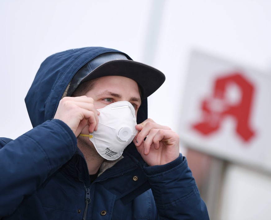 Junger Mann mit Atemschutzmaske.
