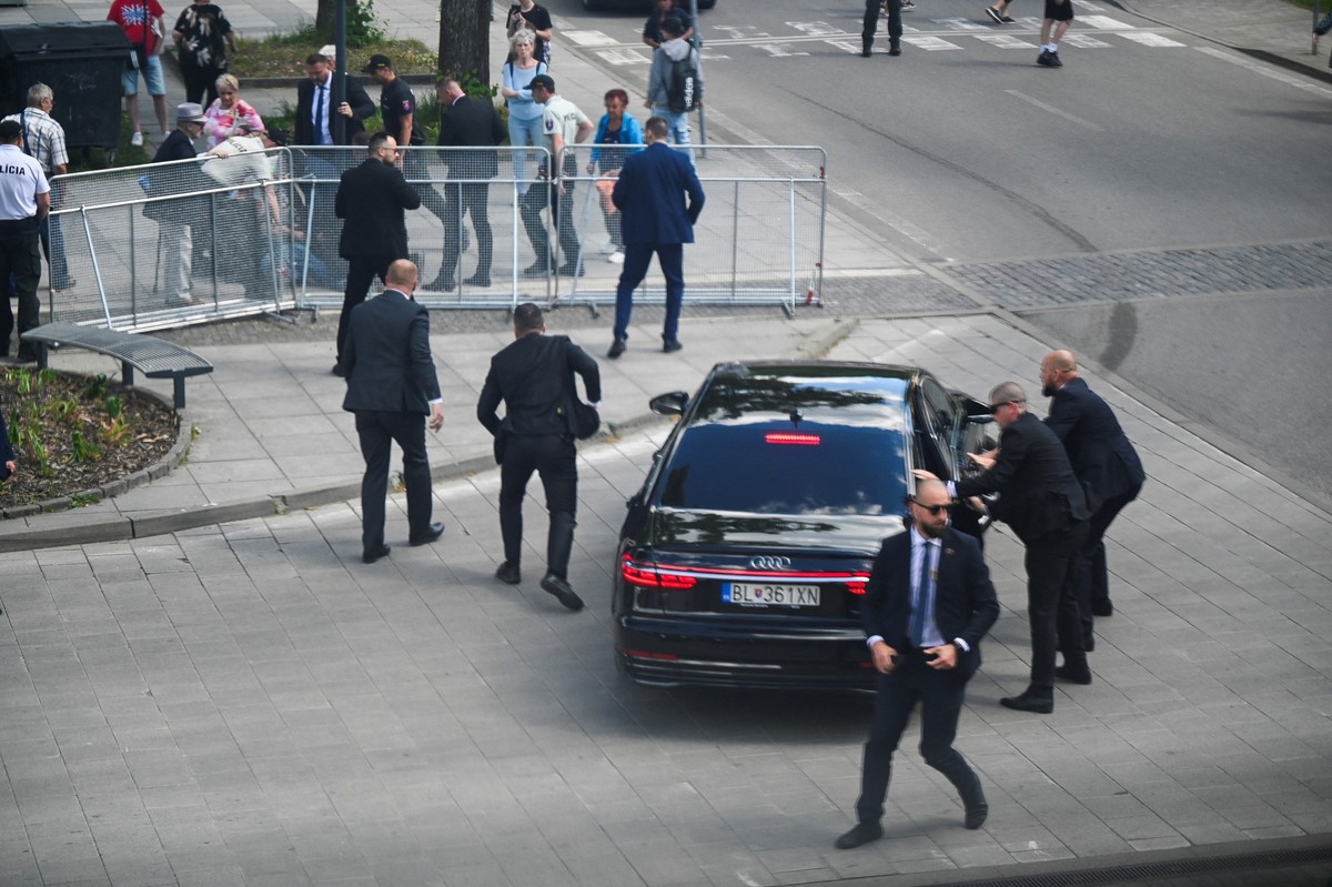 Security guards react at the scene of a shooting incident of Slovak PM Robert Fico after Slovak government meeting in Handlova, Slovakia, May 15, 2024. REUTERS/Radovan Stoklasa