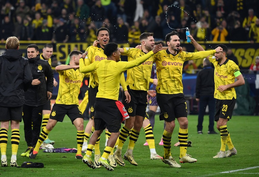 Dortmunds Spieler feiern den Sieg, mitte v.re., Mats Hummels Borussia Dortmund, Niclas F