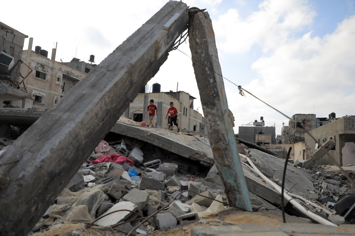30.04.2024, Pal�stinensische Gebiete, Rafah: Kinder spielen zwischen den Tr�mmern zerst�rter H�user in der Stadt Rafah im s�dlichen Gazastreifen. Foto: Rizek Abdeljawad/XinHua/dpa +++ dpa-Bildfunk +++