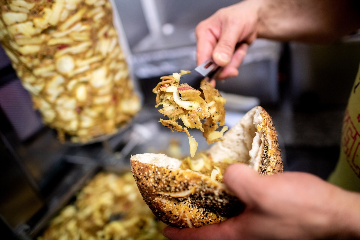 ARCHIV - 27.01.2022, Niedersachsen, Oldenburg: Ein Kartoffeldöner mit Fleisch und Kartoffeln wird zubereitet. Die Auswirkungen einer Tierwohlabgabe auf den ohnehin schon stark gestiegenen Döner-Preis  ...