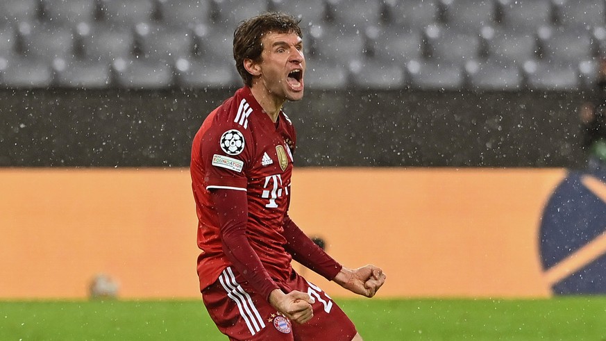 Torjubel Thomas MUELLER (MÜLLER,Bayern Muenchen),nach Tor zum 1-0, Jubel,Freude,Begeisterung, Aktion,Einzelbild,angeschnittenes Einzelmotiv,Halbfigur,halbe Figur. Fussball Champions League Gruppe E /  ...