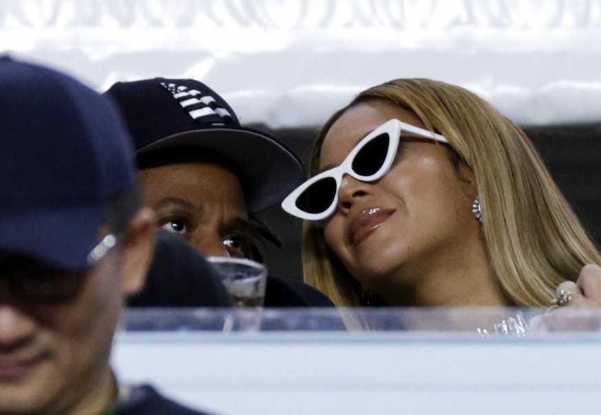 Jay-Z und seine Frau Beyoncé sind bei der Hymne lieber sitzen geblieben.