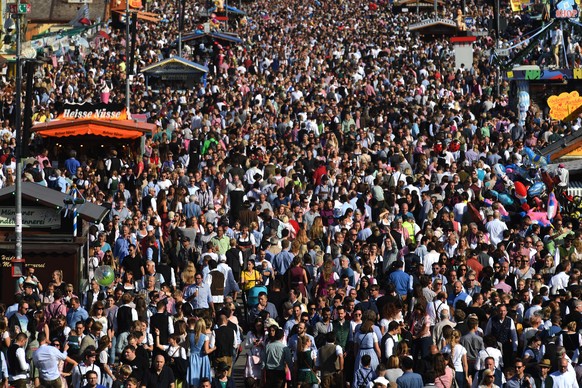 Unzählige Besucher strömen bei schönstem Wetter über die Wiesn. Friedlich und fröhlich haben in der ersten Wiesnwoche 3,3 Millionen Menschen auf dem größten Volksfest der Welt gefeiert. Das größte Vol ...