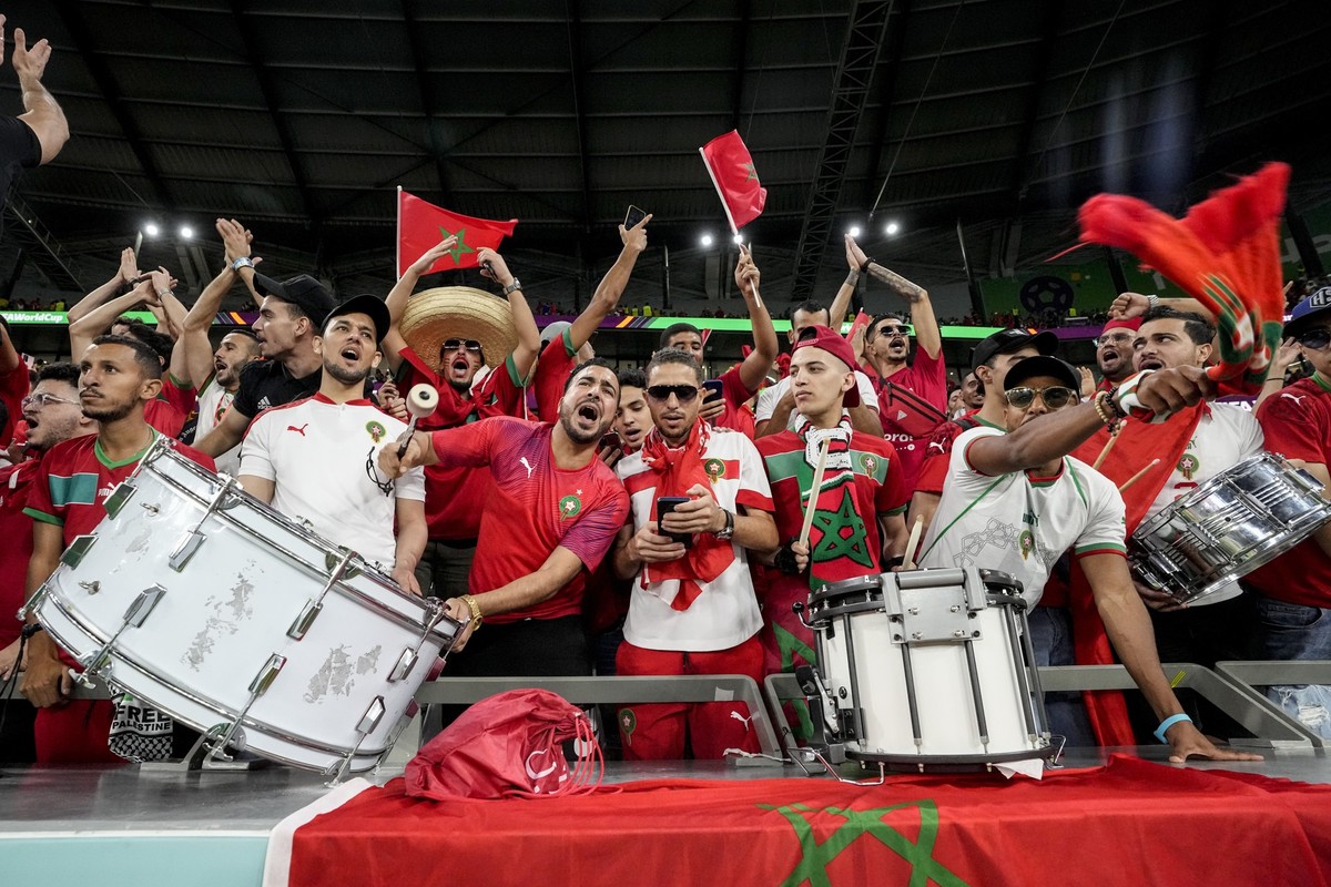 06.12.2022, Katar, Al Rajjan: Fu�ball, WM 2022 in Katar, Marokko - Spanien, Achtelfinale, im Education City Stadion, Fans aus Marokko jubeln vor dem Spiel auf der Trib�ne. Foto: Martin Meissner/AP/dpa ...