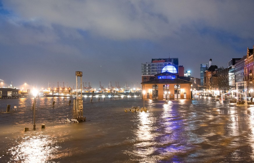 Der Fischmarkt mit der Fischauktionshalle ist am Morgen während einer Sturmflut beim Hochwasser der Elbe überschwemmt.