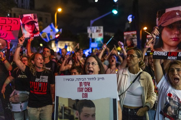 18.11.2023, Israel, Tel Aviv: Israelis protestieren vor dem Stützpunkt Kirya der Israelischen Verteidigungsstreitkräfte (IDF) und verlangen von ihrer Regierung, dass diese sich für die sofortige Freil ...