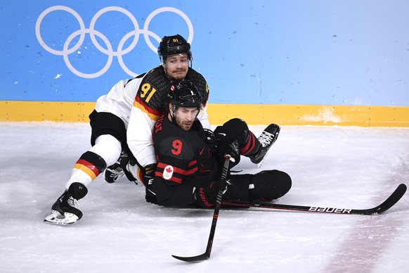 Moritz Müller (links) und das deutsche Eishockey-Team hatten im ersten Vorrundenspiel gegen Kanada keine Chance. 