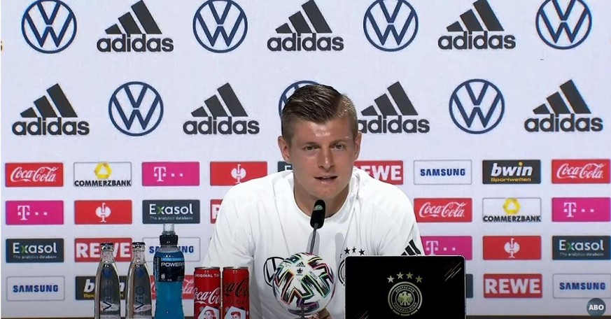 Toni Kroos auf der Pressekonferenz im DFB-Quartier in Herzogenaurach.