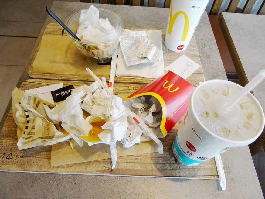 16.10.2018 Waldshut . Deutschland. Im Bild : Fastfood Mc Donalds Menue Abfall . Imbiss Schnellimbiss *** 16 10 2018 Waldshut Germany Pictured Fast Food Mc Donalds Menu Waste Snack Fast Food