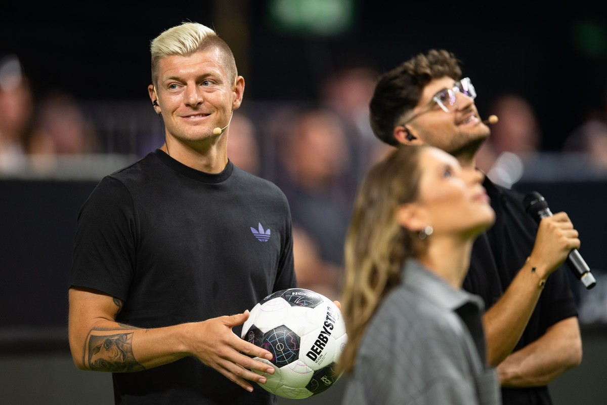 01.09.2024, Nordrhein-Westfalen, Köln: Toni Kroos (l) und Elias Nerlich, Gründer der Icon League, stehen während der Eröffnung zusammen. Die Icon League ist eine Hallenfußball-Liga im Kleinfeldformat. ...