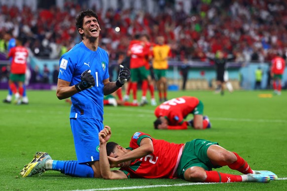 10.12.2022, Katar, Doha: Fu�ball, WM, Marokko - Portugal, Finalrunde, Viertelfinale, Al-Thumama Stadion, Marokkos Torwart Bono und Marokkos Achraf Hakimi jubeln nach dem Sieg. Foto: Tom Weller/dpa +++ ...