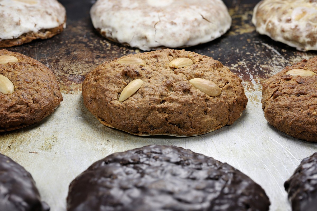 Original Nuremberg Elisen type Lebkuchen (gingerbread) on a vintage baking plate. Nuremberg is a city in Germany and well-known for its gingerbread skilled crafts and trades.