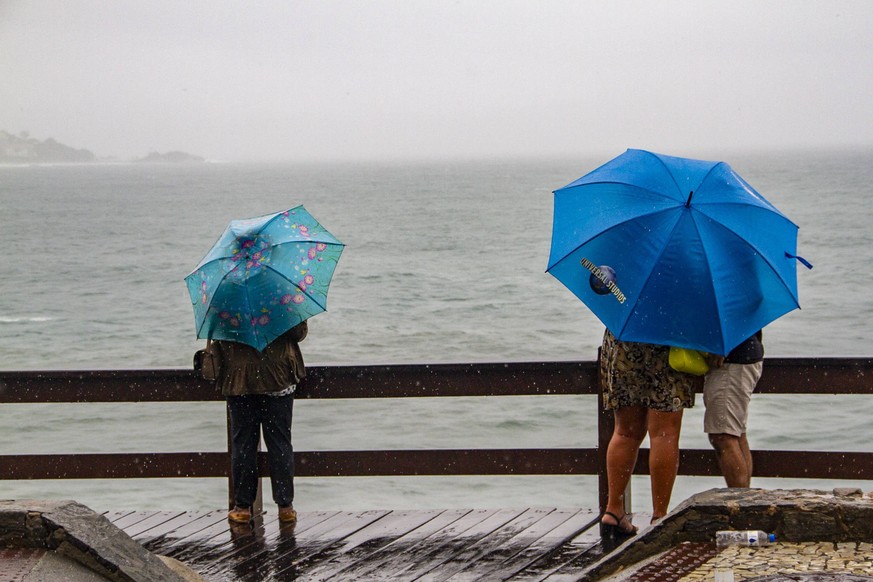 Weather in RJ - Surf at sea with light and moderate rain Rio de Janeiro, RJ, 03/24/2024 - RAIN/RESACA/BEACH/WEATHER WEATHER - The cold front that arrived in Rio De Janeiro spreads many areas of instab ...